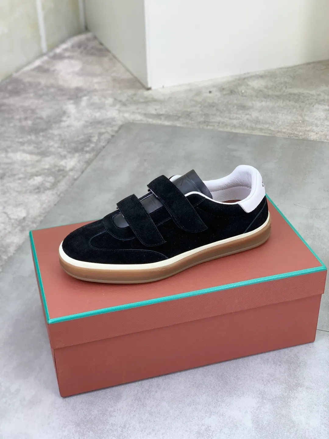 Men's men's shoes 💰P580 New model 💰 The latest casual shoes Loro Piana 💯 Top grade 💯 Buy the original copy 💯 Founded the existing Loro Piana company on April 24, 1924. It is the sixth generation of family operation, providing the best quality products to customers who are discerning about taste and quality. Imported original fly woven fabric with cowhide fabric, plain calfskin lining, hand-stitched thread with cowhide feet, original packaging, high-end outsole, size: 38-45 (custom-made for 46), 5️⃣ colors available